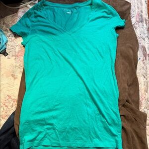 Ann Taylor green V-Neck Short Sleeve Tee